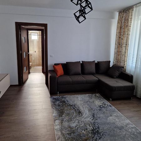Downtown Apartment Ramnicu Valcea Exterior photo