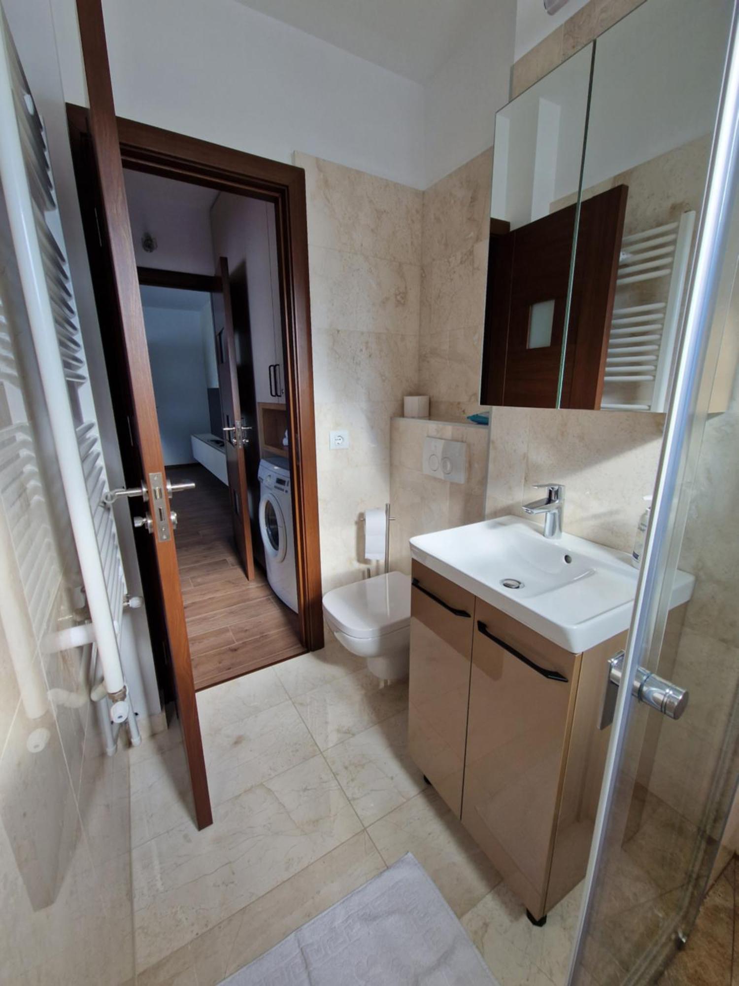Downtown Apartment Ramnicu Valcea Exterior photo